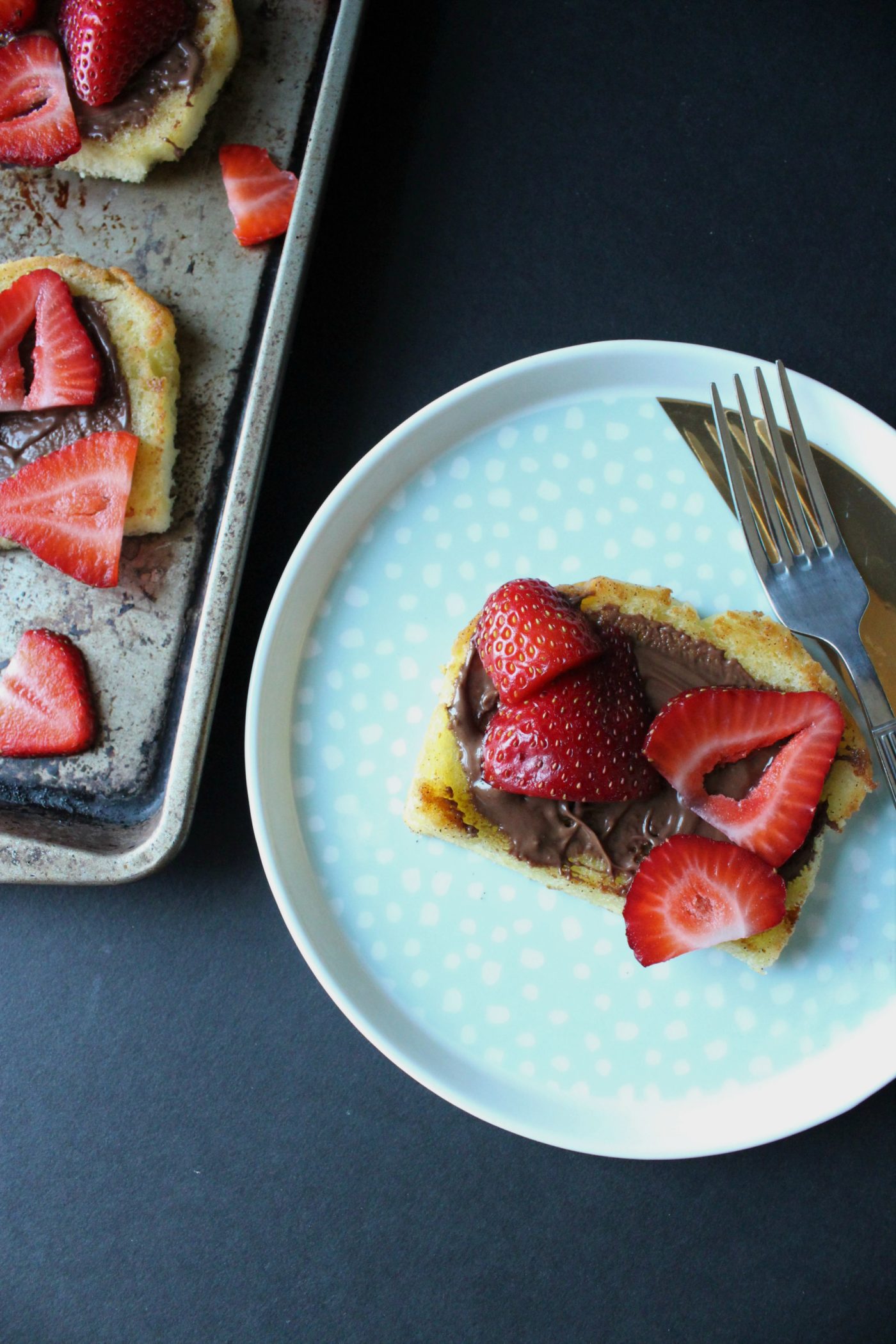 Summer desserts don't need to be overwhelming. Try this "fried" pound cake with Nutella and fresh strawberries. | via Eat.Drink.Frolic.