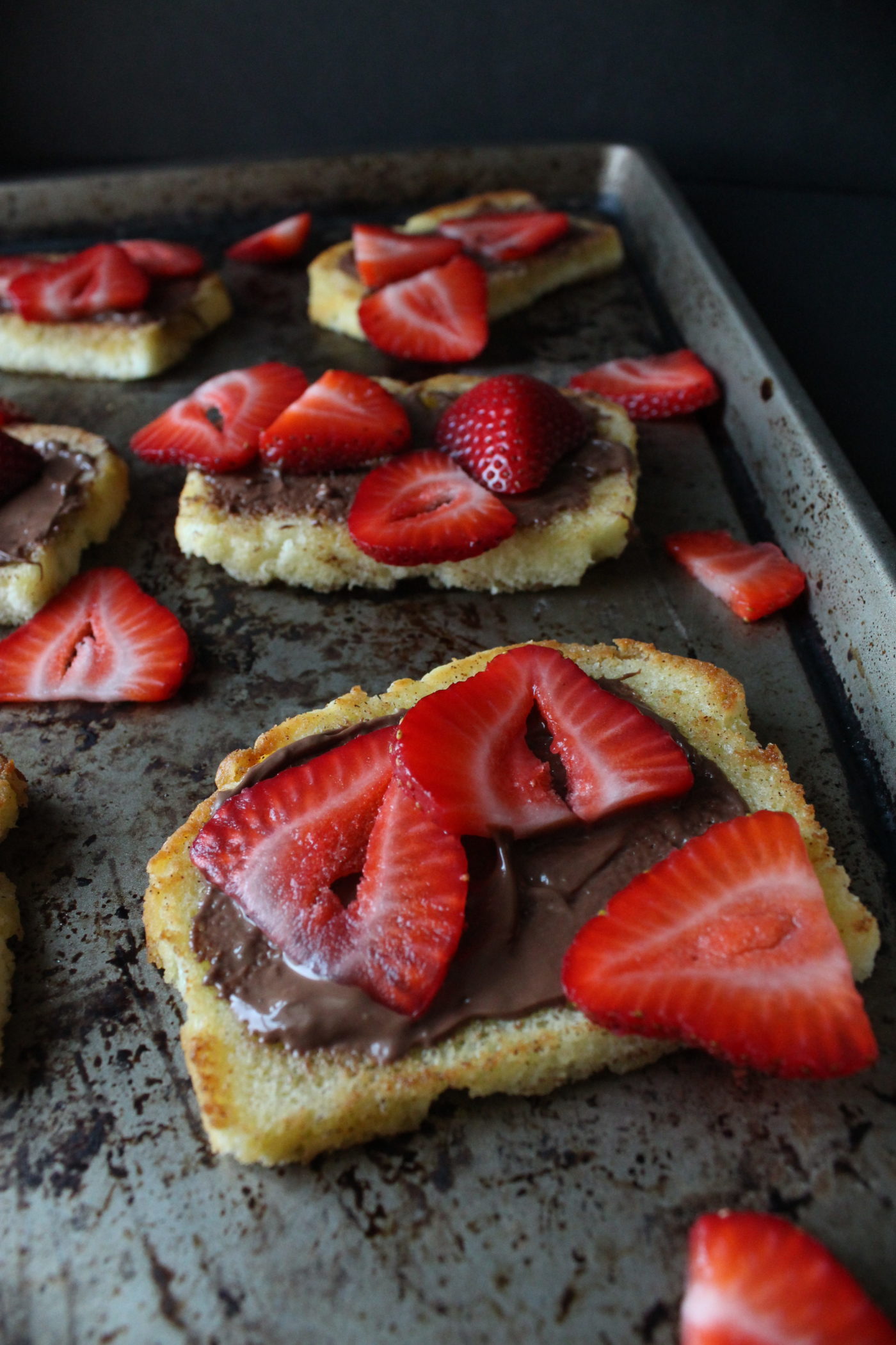 Summer desserts don't need to be overwhelming. Try this "fried" pound cake with Nutella and fresh strawberries. | via Eat.Drink.Frolic.