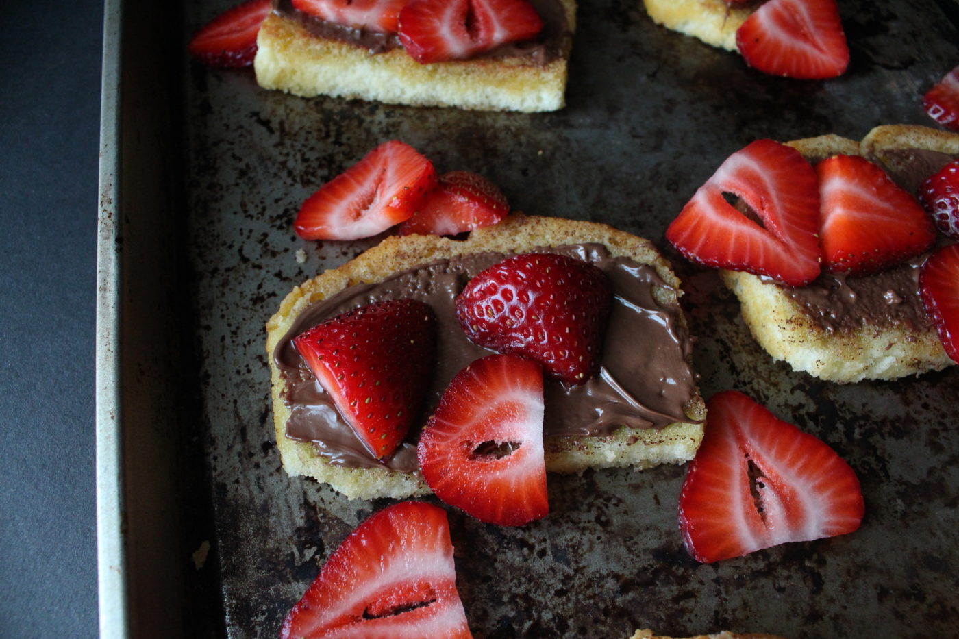 Summer desserts don't need to be overwhelming. Try this "fried" pound cake with Nutella and fresh strawberries. | via Eat.Drink.Frolic.