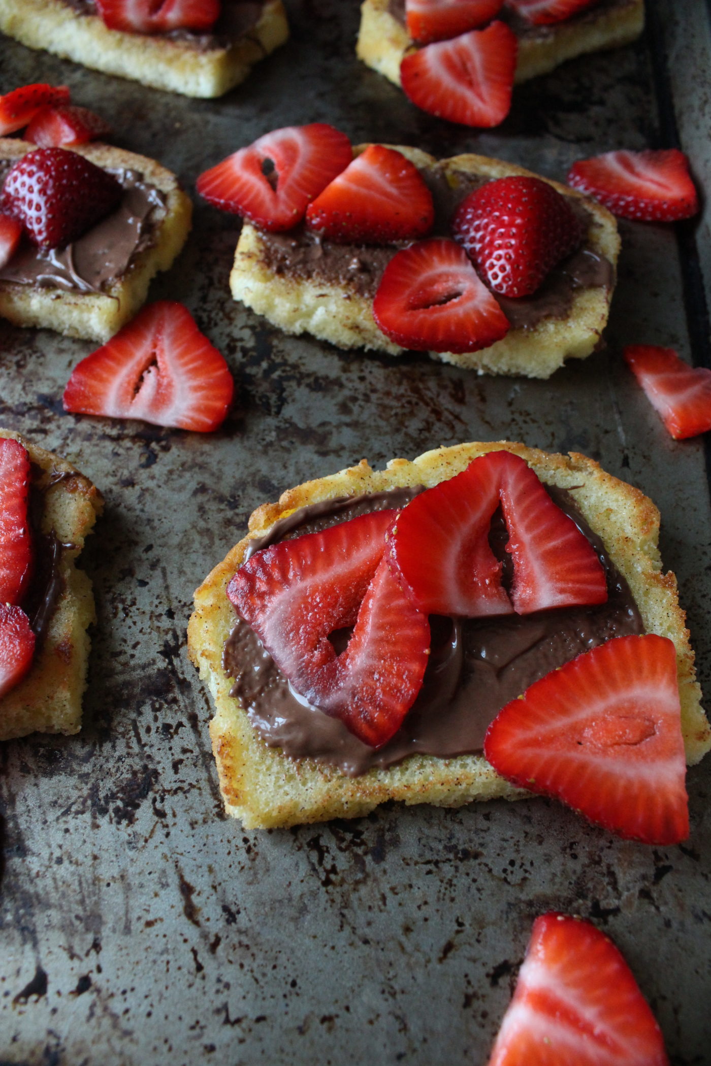 Summer desserts don't need to be overwhelming. Try this "fried" pound cake with Nutella and fresh strawberries. | via Eat.Drink.Frolic.